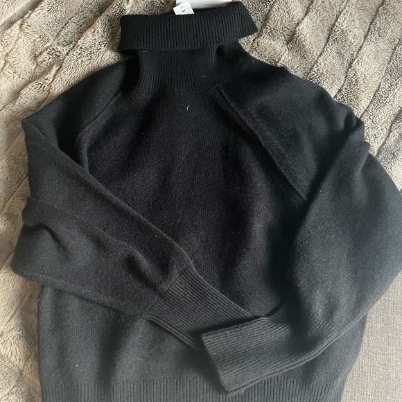 Aritzia Cashmere Sweater Size M NEW - Picture 2 of 5